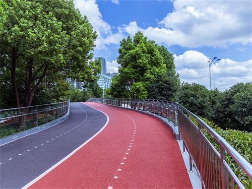 塑胶地板的价格是多少，塑胶地板的铺设的步骤是什么?